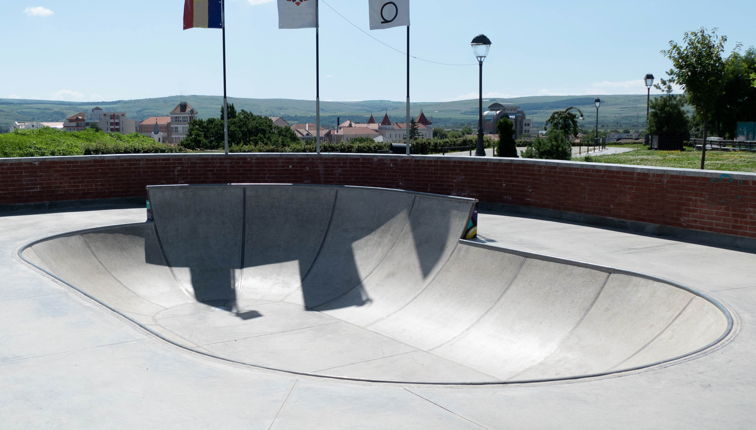 Skate-Bowl aus modularen Beton-Fertigteilen