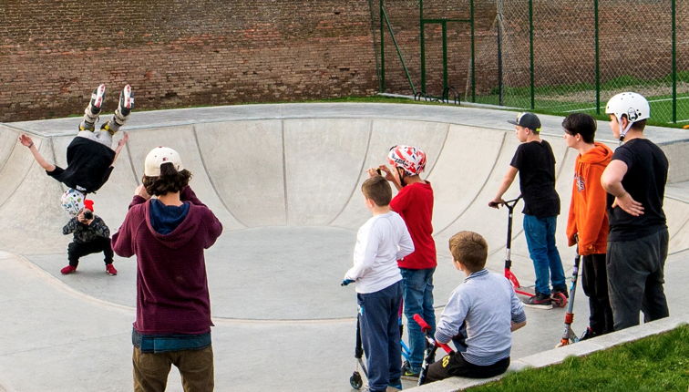 Skate-Pool im Erdreich — geschlossene Bauweise