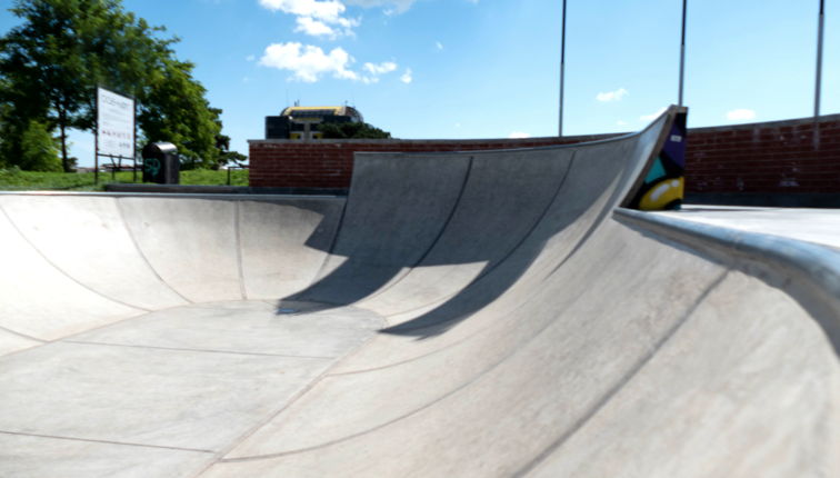 Skate-Pool aus Beton-Fertigteil-Modulen