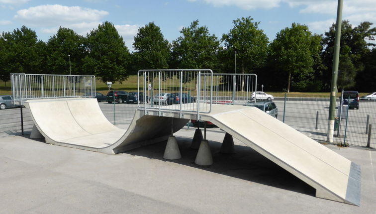 Skate-Pipe mit Bank-Anfahrt